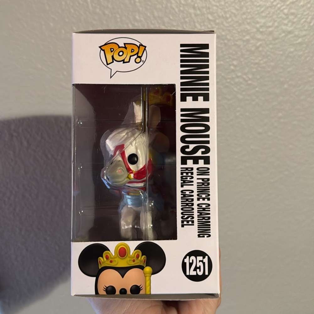 Minnie Mouse on the Carousel funko pop - Picture 4 of 6